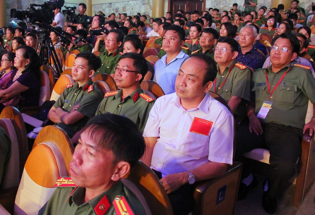 Đông đảo người dân và các chiến sĩ công an tham dự đêm khai mạc liên hoan. Ảnh: ALĂNG NGƯỚC