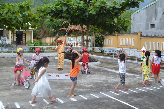 Một tiết học an toàn giao thông tại khu thực hành của Trường Mầm non Đại Hồng (Đại Lộc). Ảnh: C.T