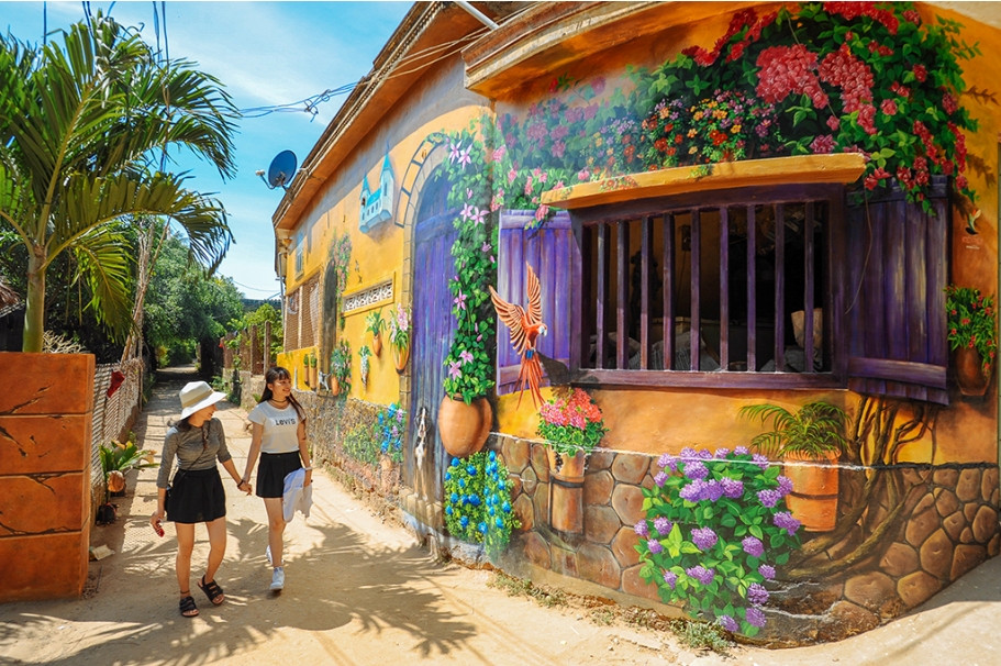 Những bức bích họa đầy màu sắc bao phủ lên những ngôi nhà của làng chài thôn Thanh Thủy (xã Bình Hải).