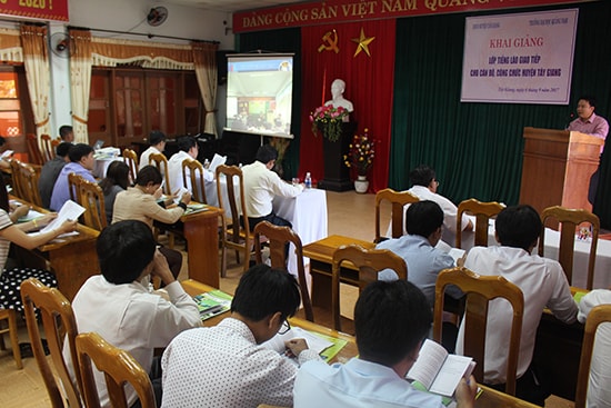 UBND huyện Tây Giang khai giảng lớp học tiếng Lào. Ảnh: H.THÚY