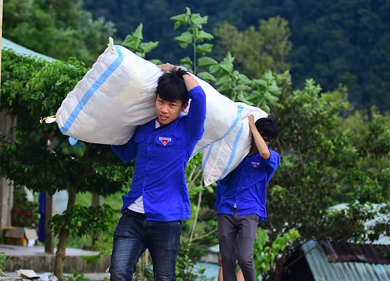 Các đoàn viên phường Điện Ngọc tích cực tham gia các hoạt động vì cộng đồng. Ảnh: N.Trang