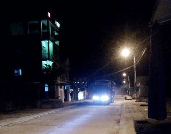 Những ngày qua, xe tải chở keo chạy hướng Tiên Phước - TP.Tam Kỳ chạy vào đường dân sinh khu tái định cư Chợ Lò để “né” trạm cân lưu động số 23. (Ảnh người dân cung cấp)