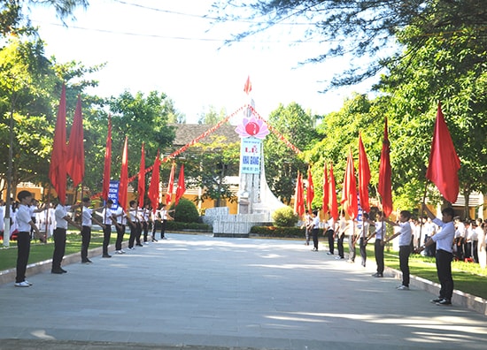 Trường THPT Trần Quý Cáp nhân khai giảng năm học mới 2017-2018, Bí thư Tỉnh ủy Nguyễn Ngọc Quang đến dự và đánh trống khai trường.