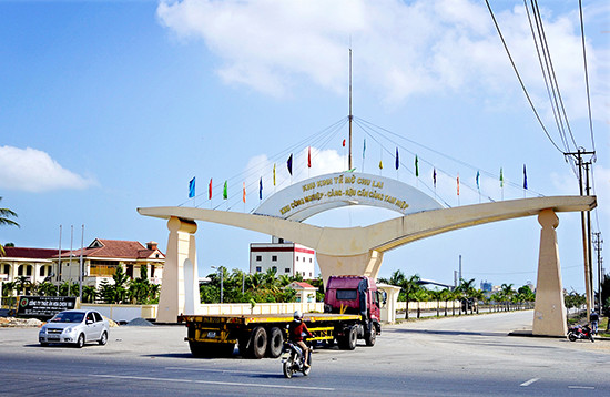 Cổng vào Khu công nghiệp, cảng và hậu cần cảng Tam Hiệp. Ảnh: PHƯƠNG THẢO