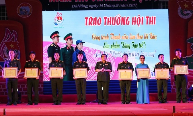 4.Trao giải cho các đơn vị đạt thành tích cao trong tham gia thi “Công trình thanh niên”, sản phẩm “Sáng tạo trẻ”, ảnh đẹp “Người chiến sĩ hôm nay”.