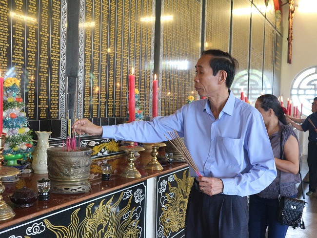 Bí thư huyện ủy Krông Nô Nguyễn Đức Tuấn viếng hương tại đền liệt sĩ huyện Duy Xuyên