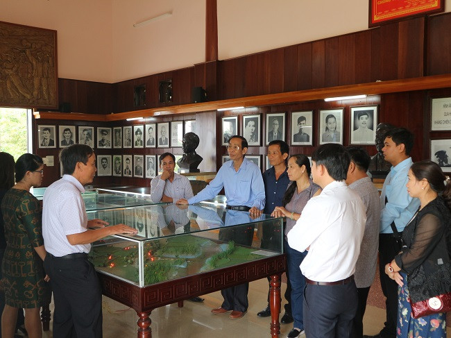 Đoàn cán bộ huyện Krông Nô thăm quan nhà trưng bày tư liệu chiến tranh tại đền liệt sĩ huyện