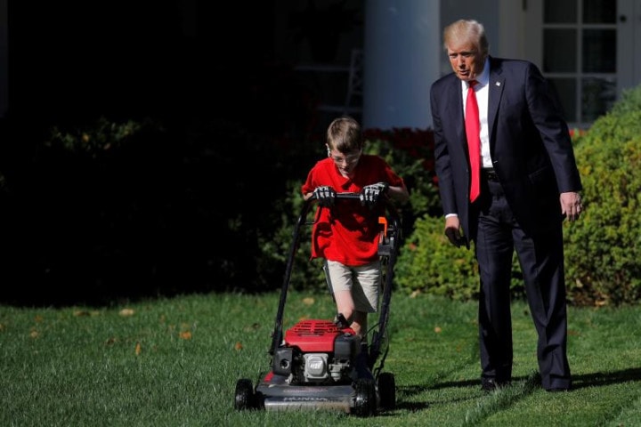 Tổng thống Trump đã ra tận Vườn hồng để theo dõi và động viên Giaccio thực hiện công việc của mình.