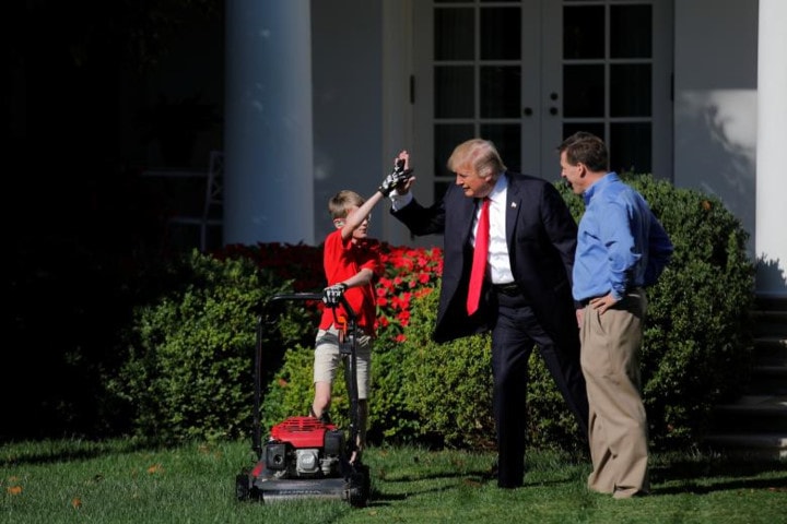 Tổng thống Donald Trump chúc cậu hoàn thành tốt công việc của mình.
