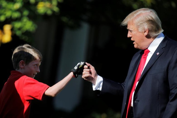 Giaccio và ông Trump tỏ ra rất vui vẻ sau khi cậu hoàn tất công việc của mình.