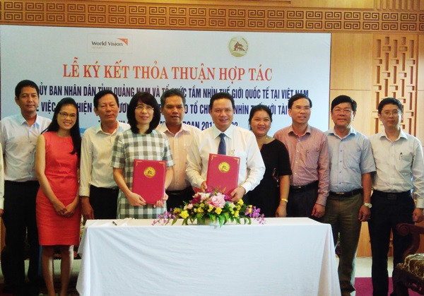 Ảnh: Phó Chủ tịch UBND tỉnh Lê Văn Thanh và bà Trần Thu Huyền - Trưởng đại diện WVI ký kết thỏa thuận hợp tác giữa Quảng Nam với WVI giai đoạn 2017 - 2022. Ảnh: N.Đ