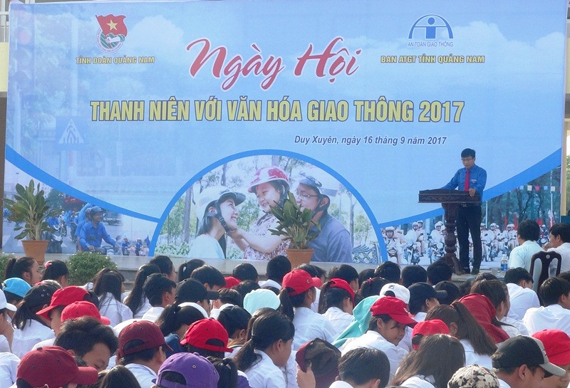 Anh Nguyễn Xuân Đức - Phó Bí thư Tỉnh đoàn, Chủ tịch Hội LHTN Việt Nam tỉnh phát biểu tại ngày hội. Ảnh: VINH ANH