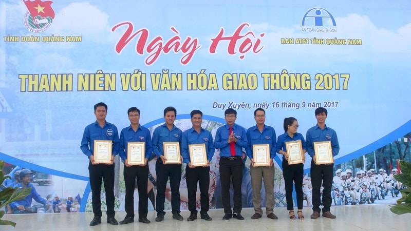 Anh Nguyễn Xuân Đức - Phó Bí thư Tỉnh đoàn, Chủ tịch Hội LHTN Việt Nam tỉnh phát biểu tại ngày hội. Ảnh: VINH ANH