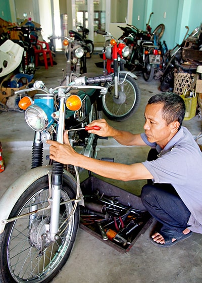 Anh Nguyễn Văn Di (Tam Đàn - Phú Ninh) là thợ có nhiều năm kinh nghiệm sửa chữa, tân trang Honda 67.  Hầu hết thành viên CLB đều đem xe đến đây để thay thế phụ tùng hoặc làm mới.