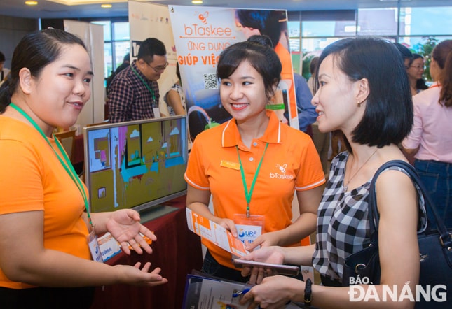 Đại diện dự án Btaskee giới thiệu sản phẩm ứng dụng di động kết nối người giúp việc và các hộ gia đình.                  Ảnh: KHANG NINH