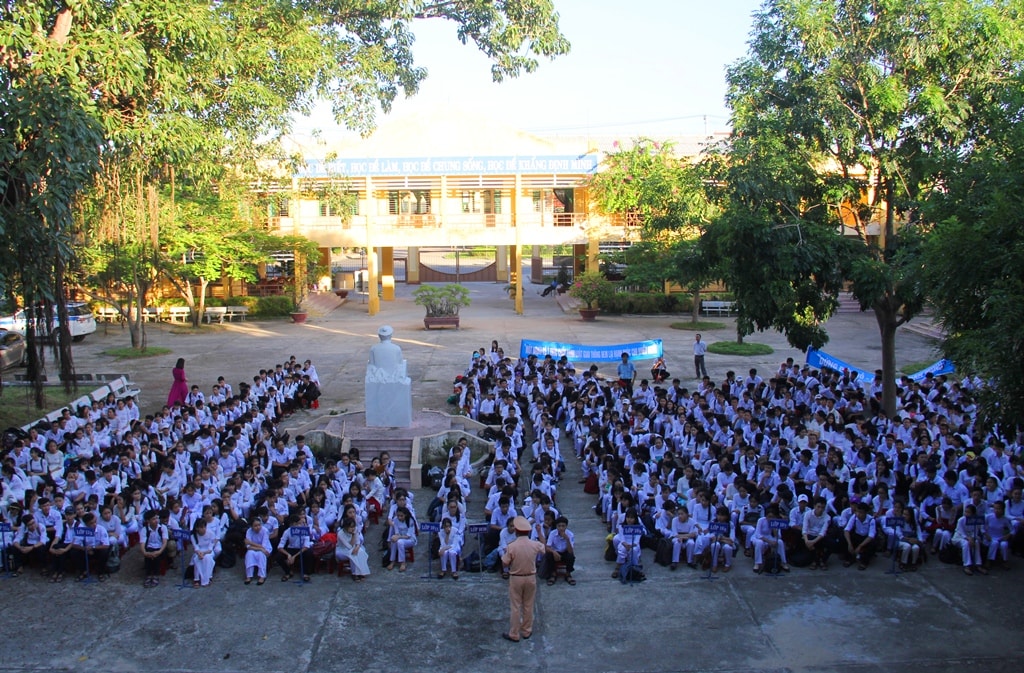 Hàng trăm học sinh Trường THPT Trần Cao Vân tham gia buổi tuyên truyền an toàn giao thông, vào chiều 18.9. Ảnh: ALĂNG NGƯỚC