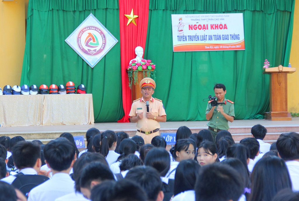 Thượng tá Phan Xuân Hồng - Phó Phòng PC67 tuyên truyền các nội dung tại buổi ngoại khóa. Ảnh: ALĂNG NGƯỚC