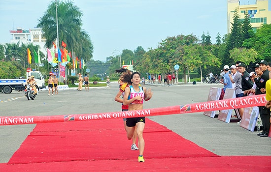 VĐV Phạm Thị Huệ (Trung tâm Huấn luyện quốc gia Hà Nội) về nhất nội dung nữ đội tuyển tỉnh, thành phố giải Việt dã truyền thống Báo Quảng Nam mở rộng lần thứ XX năm 2016. Ảnh: TƯỜNG VY