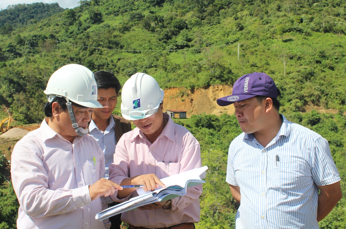 Ông Nguyễn Công Thành, Phó Giám đốc Sở Giáo dục & Đào tạo tỉnh (người bên trái) đang trao đổi với đơn vị thiết kế cách khắc phục sạt lở.