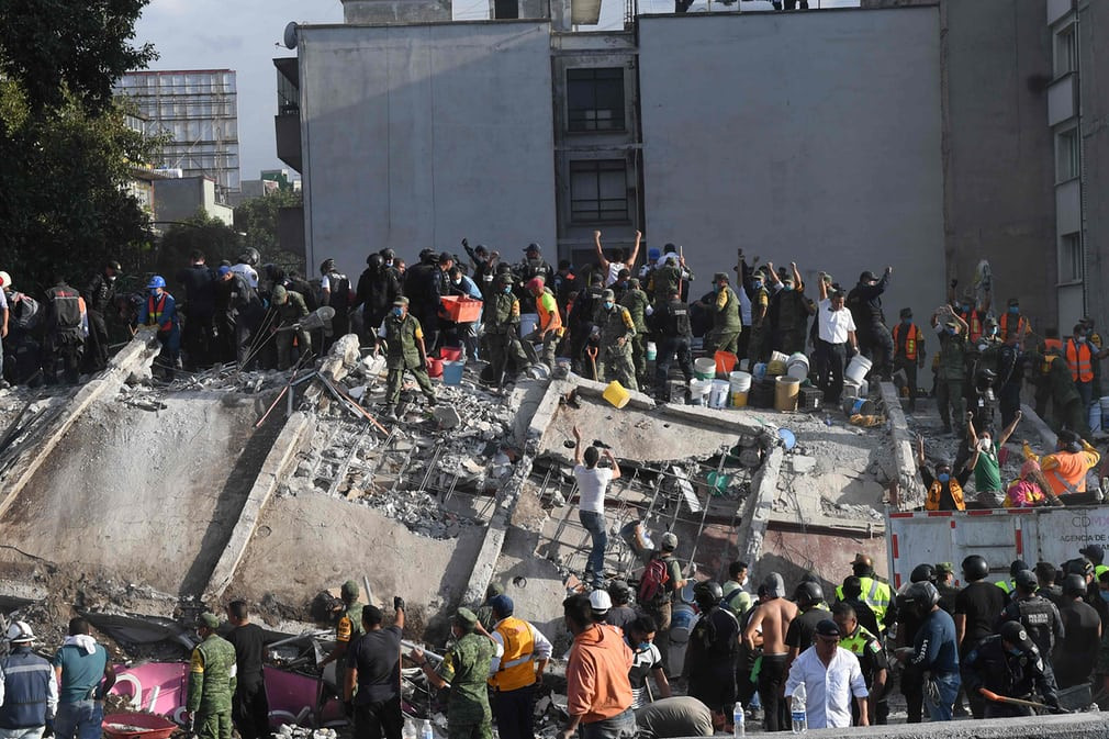 Các lực lượng cứu hộ khẩn trương tìm cách cứu người còn sống sót tại các đống đổ nát do động đất gây ra. Ảnh: Getty Image