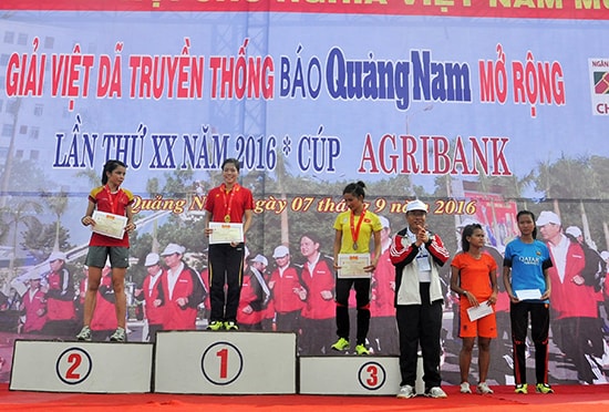 Có đến 4/5 VĐV nhận giải thưởng tại giải Việt dã Báo Quảng Nam năm 2016 đã giành huy chương tại SEA Games 29 (kể từ trái sang: Lò Thị Thanh, Phạm Thị Huệ, Nguyễn Thị Oanh, Phạm Thị Hồng Lệ, Hoàng Thị Thanh).  Ảnh: TƯỜNG VY