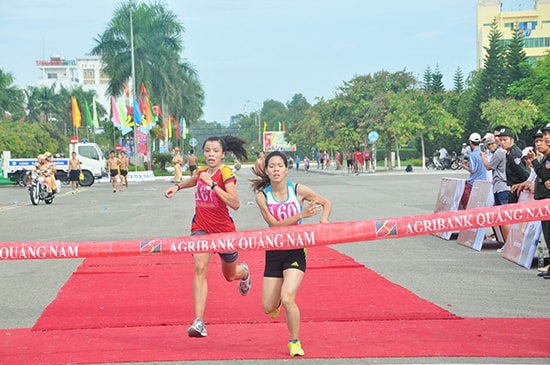 VĐV Phạm Thị Huệ (bên phải, Trung tâm Huấn luyện quốc gia Hà Nội) và VĐV Lò Thị Thanh (Trung tâm Huấn luyện quốc gia Đà Nẵng) lại có dịp đua tài tại giải Việt dã Báo Quảng Nam năm 2017. Ảnh: TƯỜNG VY