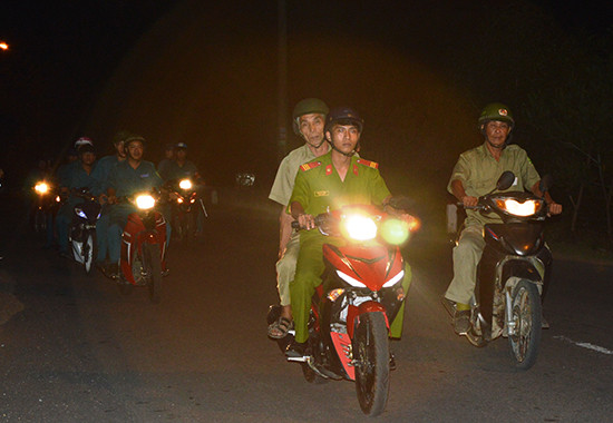 Dân quân thường trực phường An Sơn tham gia tuần tra, kiểm soát địa bàn. Ảnh: D.L