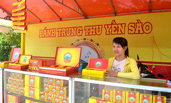 Bánh trung thu của Công ty Yến sào Khánh Hòa được bày bán ở Co.opMart Tam Kỳ. Ảnh: V.Q