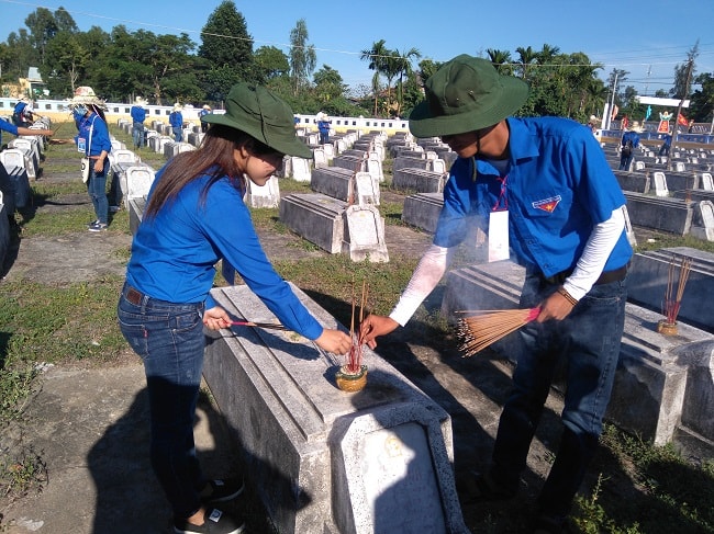 Đoàn viên thanh niên thắp hương Nghĩa trang liệt sĩ trong dịp kỷ niệm 70 năm ngày thương binh liệt sĩ 27.7