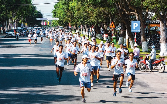 Các VĐV khối THPT tranh tài ở cự ly 3.000m nam.  Ảnh: PHƯƠNG THẢO