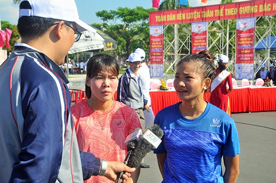  Nguyễn Thị Oanh (phải) và Phạm Thị Huệ trả lời phỏng vấn báo chí tại giải việt dã.