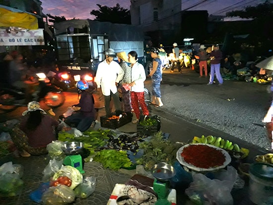 Tôm hồ, cá sỉ bày bán trên đường Lương Đình Thự trước chợ Tam Kỳ gây mất trật tự đô thị, gây ô nhiễm môi trường. 