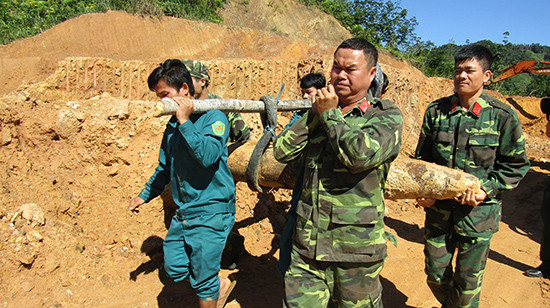 Vận chuyển bom đến địa điểm an toàn để tiêu hủy. Ảnh: Đ.H