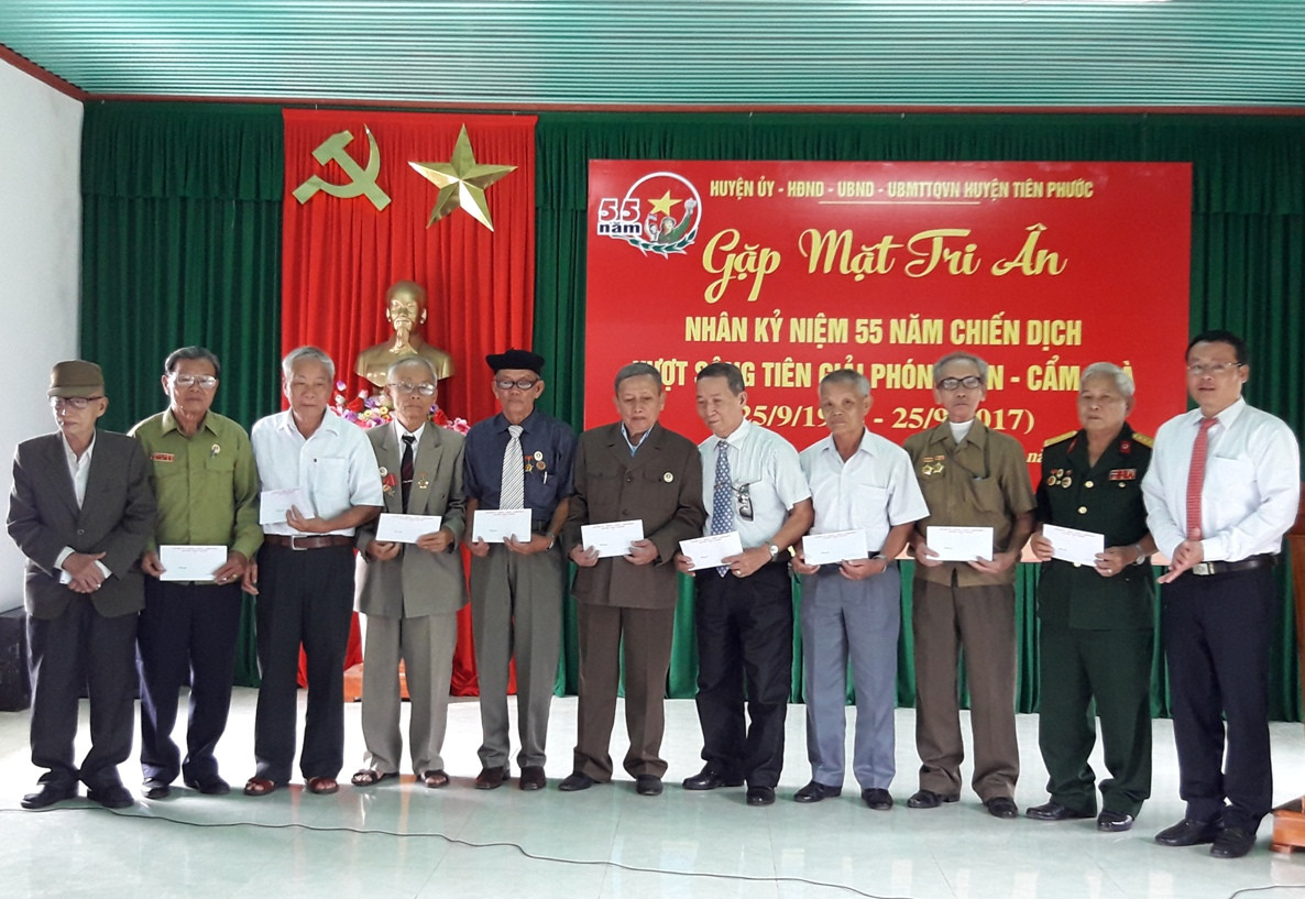 Lãnh dạo huyện Tiên Phước tặng quà cho các nhân chứng và thân nhân các gia đình tham gia chiến dịch vượt sông Tiên giải phóng Sơn Cẩm Hà.