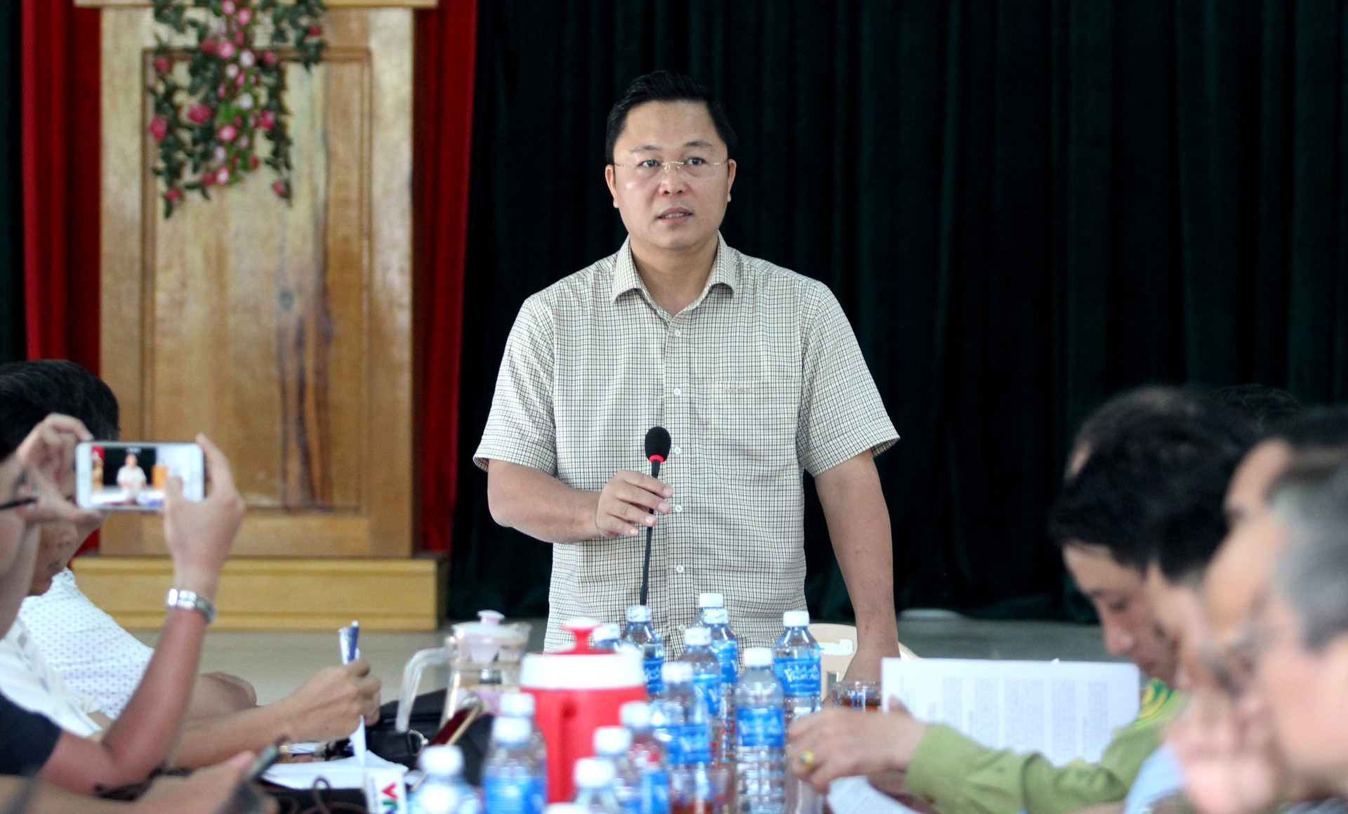 Phó Chủ tịch UBND tỉnh Lê Trí Thanh yêu cầu xử lý nghiêm vụ phá rừng ở Tiên Lãnh. Ảnh N.Đ.T