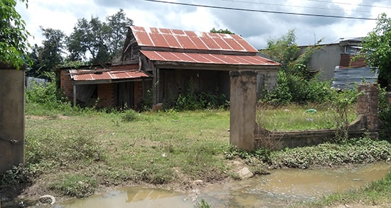 Một trong những ngôi nhà ở Eatrul bị chủ nhân “đóng cửa” để quay về quê.