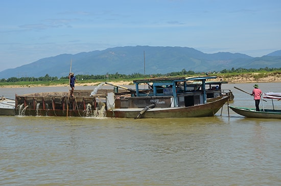 Khai thác cát quá mức ở lưu vực sông Vu Gia - Thu Bồn làm thâm hụt đáng kể lượng bùn cát, đe dọa sạt lở bờ sông.Ảnh: TRẦN HỮU