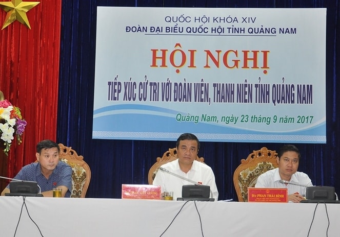 Các ĐBQH tại buổi tiếp xúc cử tri thanh niên. Ảnh: VINH ANH