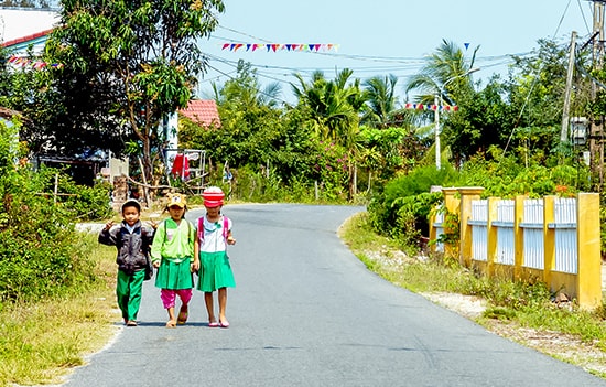 Đến trường. Ảnh: PHƯƠNG THẢO