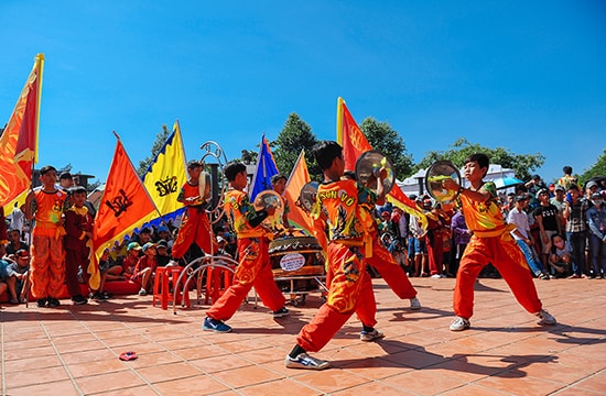 Múa điệu chập cheng cùng tiếng trống.