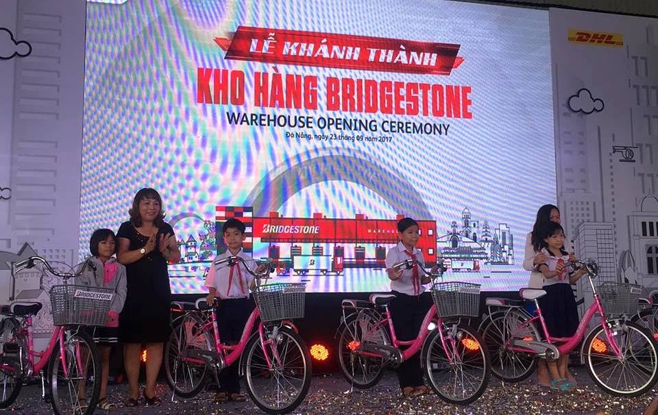 Các em học sinh nghèo trên địa bàn TP. Đà Nẵng nhận xe đạp do Bridgestone tài trợ trong ngày khai trương. 