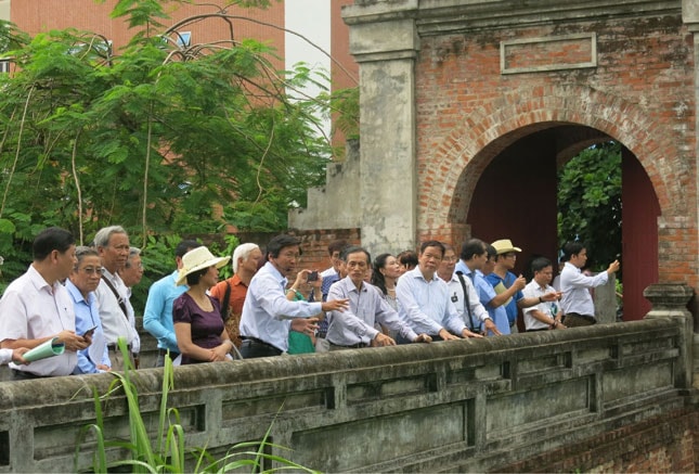 Các thành viên Hội đồng Di sản văn hóa quốc gia khảo sát thực tế tại thành Điện Hải. Ảnh: NGỌC HÀ