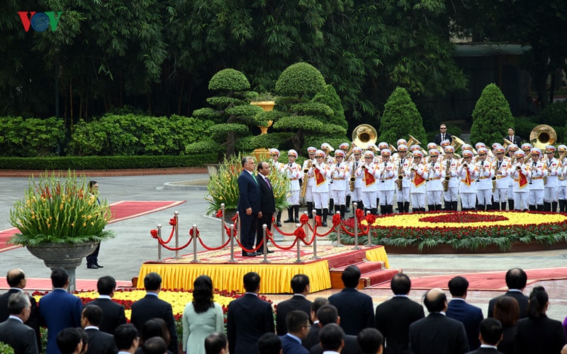 Thủ tướng Nguyễn Xuân Phúc mời Thủ tướng Orbán Viktor lên bục danh dự, quân nhạc cử Quốc thiều hai nước.
