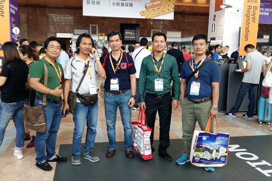 Tham dự Hội chợ thiết bị ánh sáng quốc tế tại Hồng Kông cùng Vietda Travel