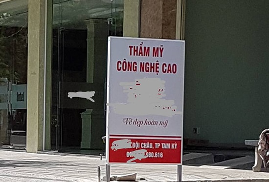 Biển quảng cáo “Thẩm mỹ công nghệ cao” tại một cơ sở thẩm mỹ.  Ảnh: L.D