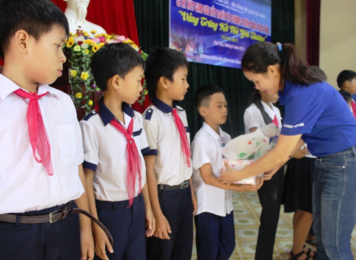 Tặng quà trung thu cho học sinh