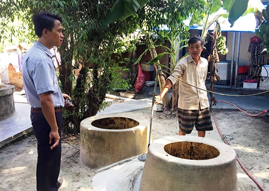 Nhờ xây dựng hầm biogas đã giúp gia đình Nguyễn Huy Cừu có khí đốt để sử dụng lại vừa đảm bảo vệ sinh môi trường. Ảnh: THU SƠN