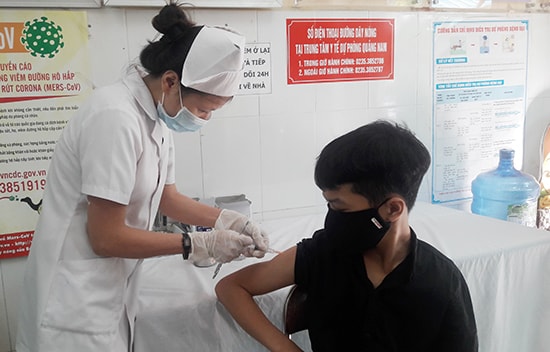 Tiêm phòng vắc xin sởi - quai bị - Rubella tại Trung tâm Y tế dự phòng tỉnh. Ảnh: P.V