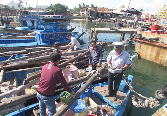 Tổ công tác liên ngành kiểm tra phương tiện khai thác thủy sản trên sông Trường Giang đoạn qua xã Tam Quang (Núi Thành). Ảnh: V.P