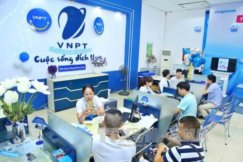 Khách hàng đến giao dịch đăng ký Sim số điện thoại mới tại Trung tâm kinh doanh VNPT Vinaphone Hà Nội. Ảnh: Minh Quyết/TTXVN 